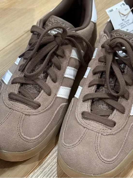 adidas Gazelle UNISEX Suede Sneakers in Brown and White - Picture 2 of 3